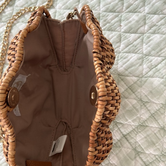 Adorable Mudpie wicker clam shell purse. - Picture 4 of 6